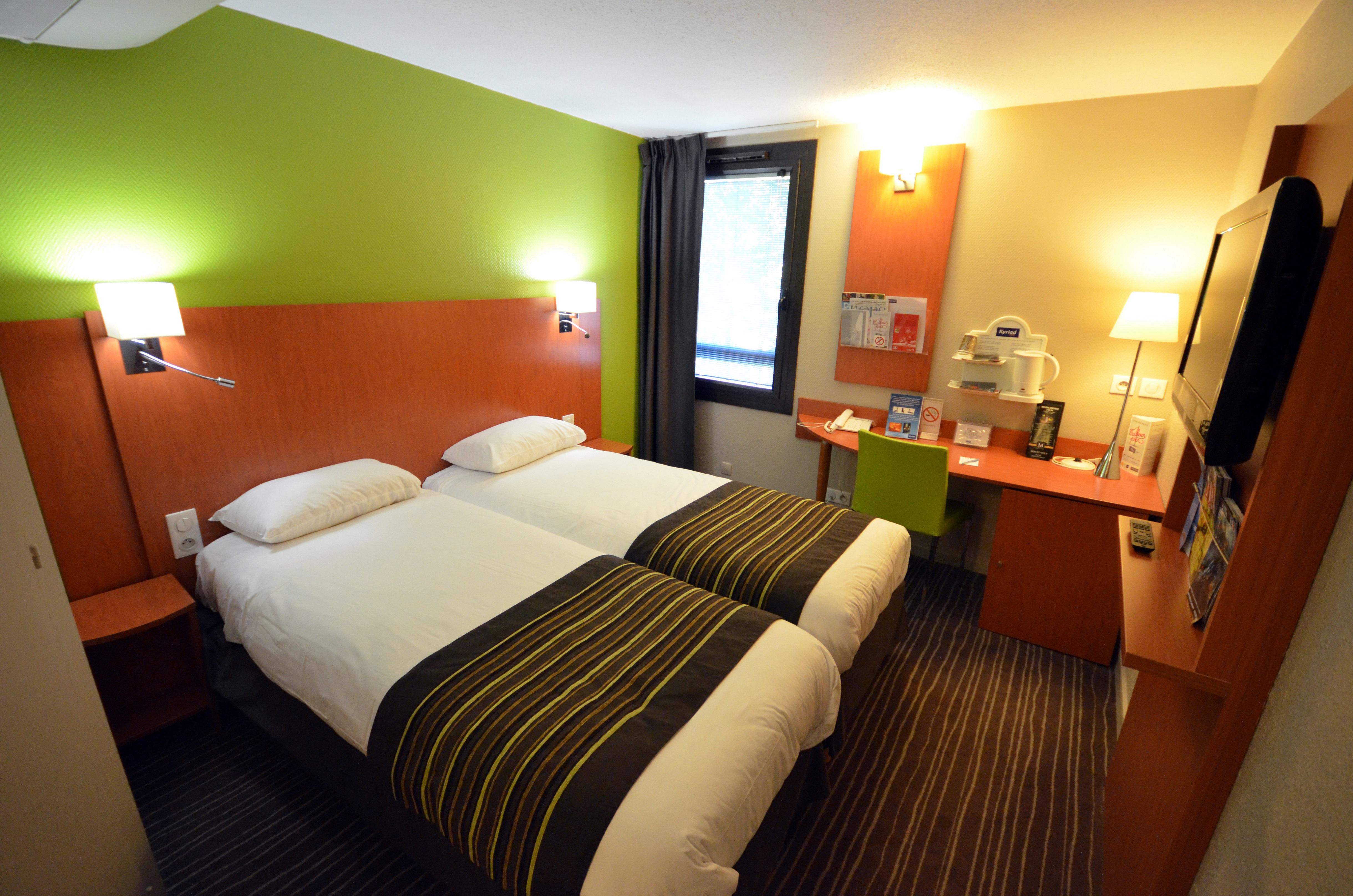 กีริอ๊าด ดีฌง เอสต์ มิรันด์ Hotel ดีจอง ภายนอก รูปภาพ